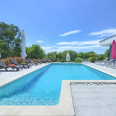 Sleeps 8 With Pool Air Con And Wifi