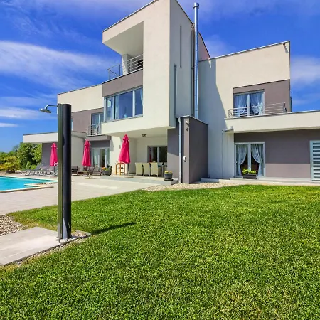 Sleeps 8 With Pool Air Con And Wifi