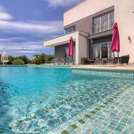 Sleeps 8 With Pool Air Con And Wifi Villa