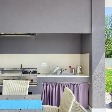 Sleeps 8 With Pool Air Con And Wifi Villa Krnica