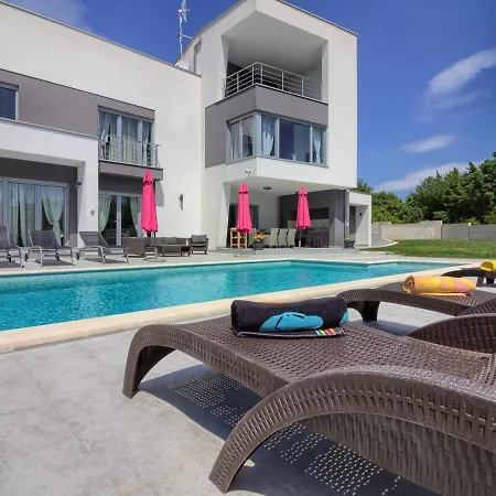 Villa Sleeps 8 With Pool Air Con And Wifi *