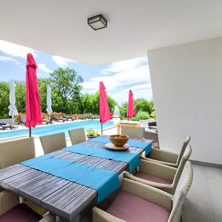 Sleeps 8 With Pool Air Con And Wifi *