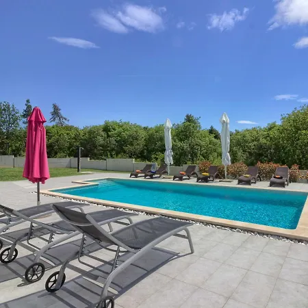 Sleeps 8 With Pool Air Con And Wifi Villa Krnica