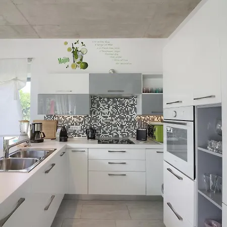 Sleeps 8 With Pool Air Con And Wifi