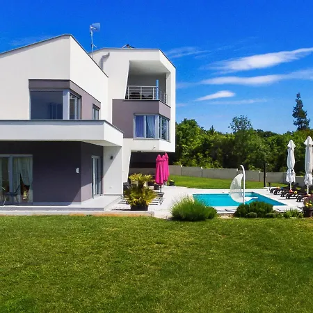 Sleeps 8 With Pool Air Con And Wifi Villa